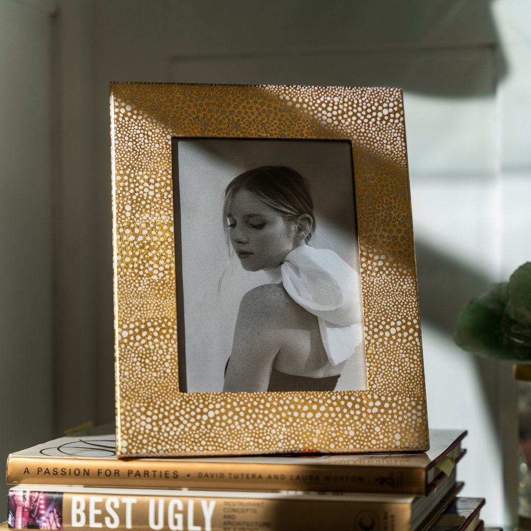 Pebble Lacquer Picture Frame in Gold. 12 x 17 cm