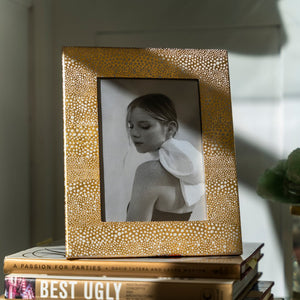 Pebble Lacquer Picture Frame in Gold. 12 x 17 cm