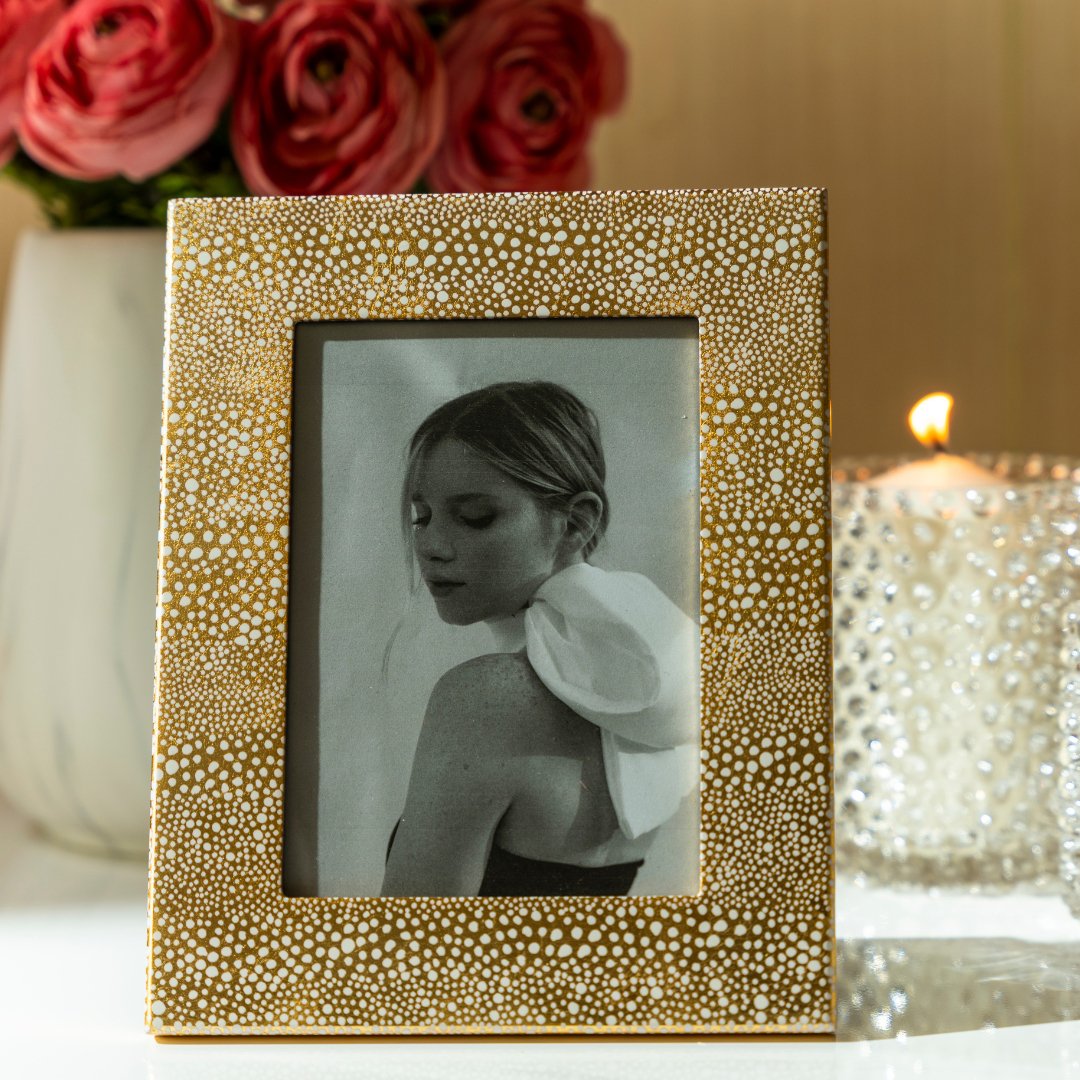 Pebble Lacquer Picture Frame in Gold. 12 x 17 cm