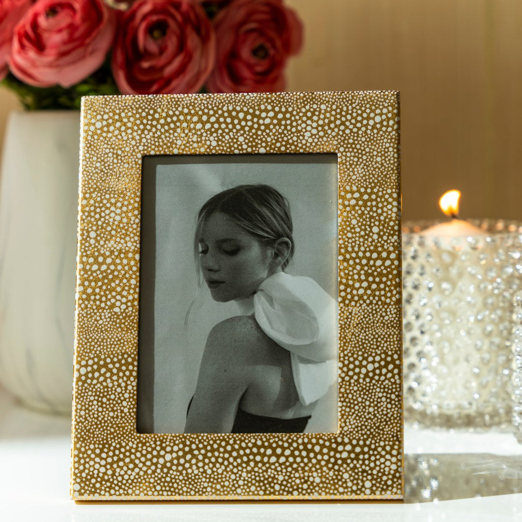 Pebble Lacquer 12 x 17 cm Picture Frame in Gold - ironyhome